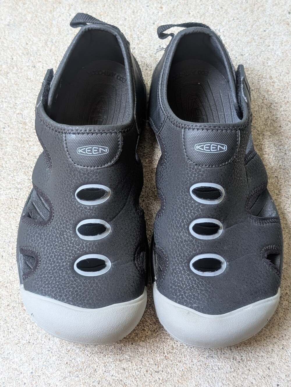 Keen Stingray Big Kids Water Shoes.  Size 5, Excellent Pre-Owned Condition.